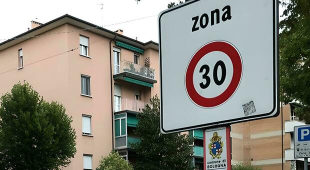 Bologna, dopo due settimane a 30 all'ora calano gli incidenti e i feriti: i dati contro le polemiche