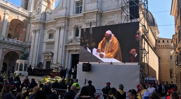 Papa Francesco sorvola e benedice Amandola colpita dal sisma, folla in tripudio