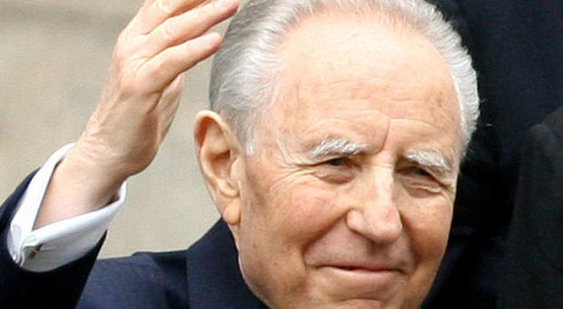 Paura per l'ex presidente Ciampi: "Embolia". Il bollettino: "Situazione seria, ma stabile"