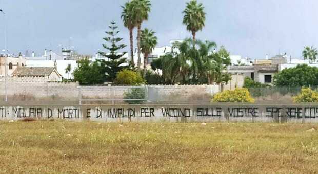 Martano, scritte "no vax" nei pressi dell'hub vaccinale. «Migliaia di morti e invalidi sulle vostre coscienze»