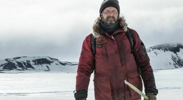 Stasera in tv, oggi mercoledì 13 ottobre su Rai 4 «Arctic»: curiosità e trama del film con Mads Mikkelsen