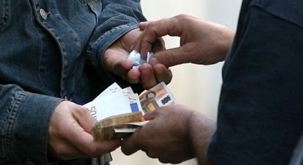 Offre droga a due persone, ma i suoi "clienti" sono carabinieri in borghese: arrestato