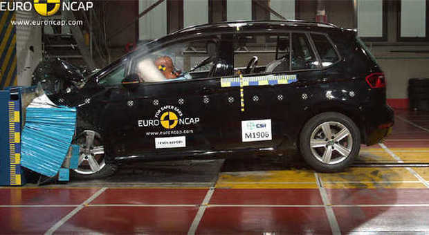 La Volkswagen Golf Sportsvan durante il crash test EuroNCAP