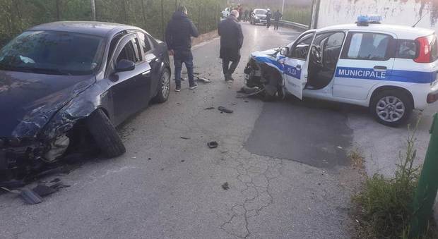 Incidente a Cimitile, auto travolge pattuglia dei vigili urbani nella zona dell'ex mattatoio
