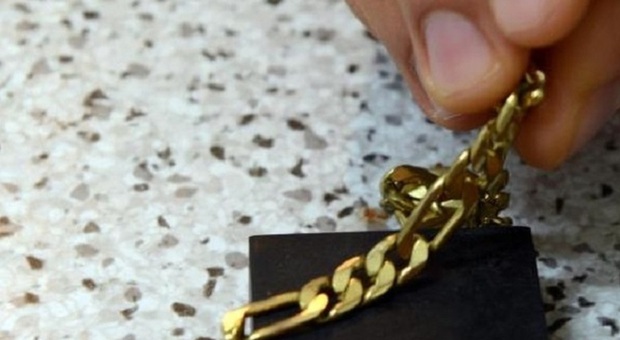 Napoli, ruba una collana in un negozio di Via Toledo: denunciata 20enne