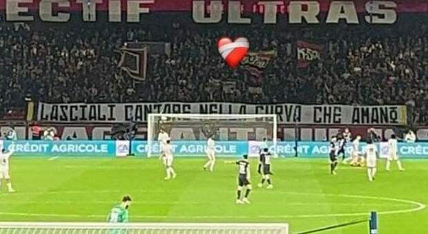 Juve Stabia, lo striscione del Paris Saint Germain: «Lasciateli cantare»