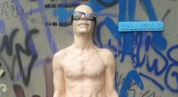 La statua di street art a via Vitruvio a Milano