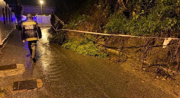 Maltempo in Campania, a Bacoli la pioggia sbriciola le strade: buche, dissesti e auto danneggiate