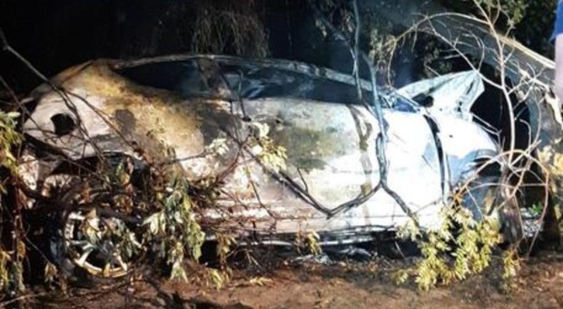 L'auto si schianta contro un albero e prende fuoco: 22enne morto carbonizzato. L'incidente choc a Palermo