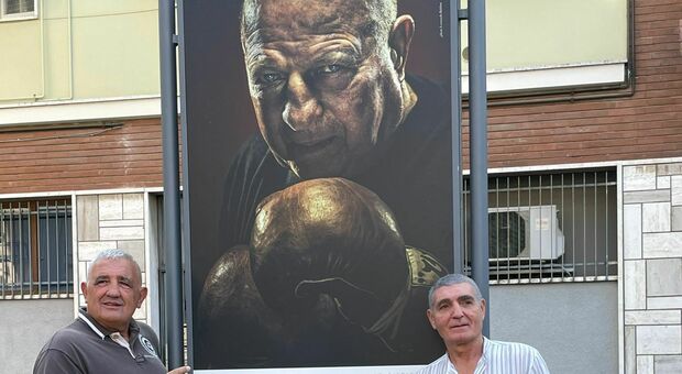 Francesco Damiani e Patrizio Oliva davanti alla foto di Sandro Mazzinghi nella sua piazza. Tre campioni del mondo