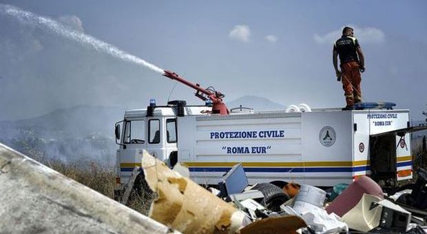 Roma, scoppia incendio al campo rom La Barbuta: colonna di fumo minaccia aeroporto Ciampino