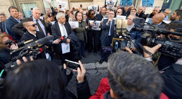 Giornalisti in piazza Santi apostoli a Roma