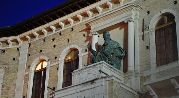 Palazzo dei Priori in centro a Fermo