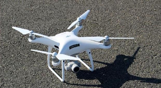 Stalker pedinava la ex con un drone