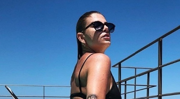 Emma Marrone, bikini hot senza Photoshop: «Le imperfezioni fanno la differenza»