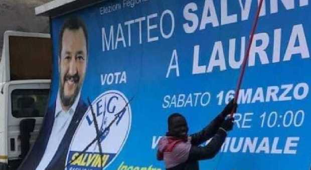 Salvini «incollato» da un migrante: la foto da Salerno fa il giro del web