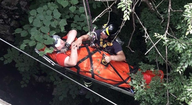 Resta sospeso nel vuoto in un dirupo, escursionista salvato dai caschi rossi