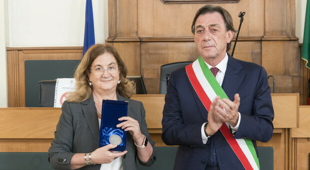 Il questore Isabella Fusiello con il sigillo della città insieme al sindaco Sergio Giordani