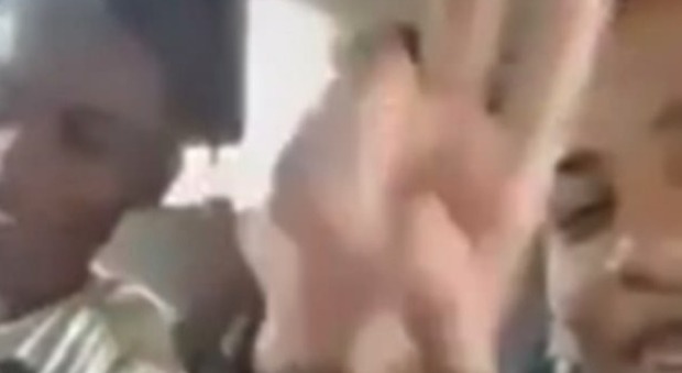 Baby gang sterminata dalla polizia con raffiche di mitra dall'elicottero in diretta Fb: le immagini