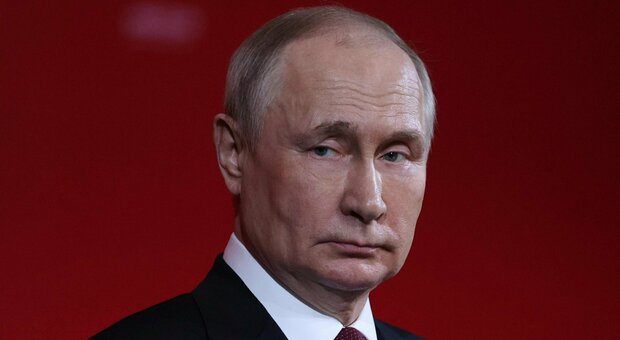 Vladimir Putin sempre più solo prova a zittire i politici e i funzionari che criticano la guerra