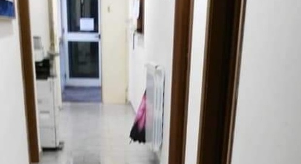 Piove negli uffici ad Arzano: niente lezioni nella scuola di via Salvemini
