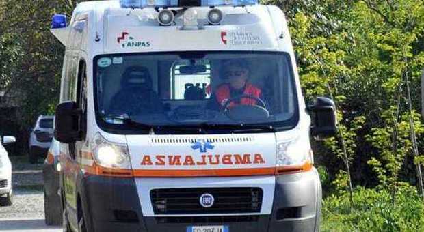 Modena, vigile urbano ferito da un rom che aveva cercato di investirlo con un'auto: caccia ai tre complici