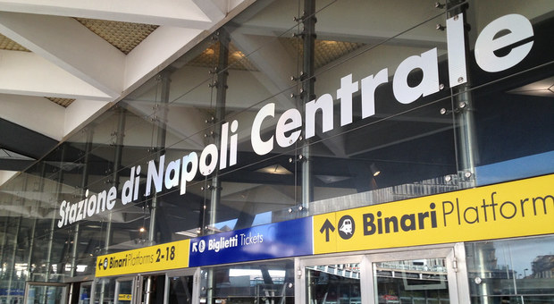 Napoli, donna sedava e derubava uomini adescati a Stazione Centrale. Arrestata "la mantide"