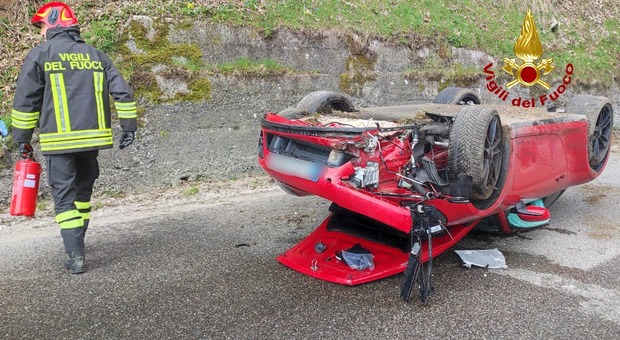 Incidente con la Porsche, si ribalta durante una gita: supercar distrutta