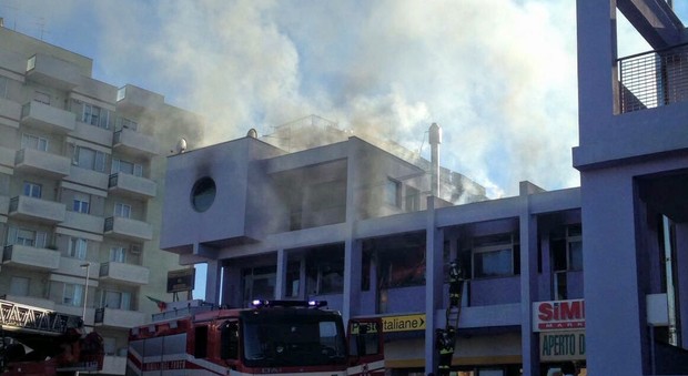 Ancona, incendio al Palazzo Viola di Torrette: devastato il ristorante Da Mizzio