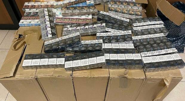 Le sigarette di contrabbando rinvenute dagli agenti