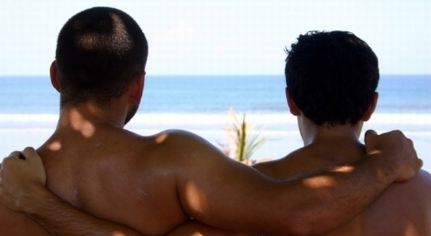Caserta, abbraccio vietato a coppia gay nello stabilimento balneare, il bagnino: «Ci sono dei bambini»