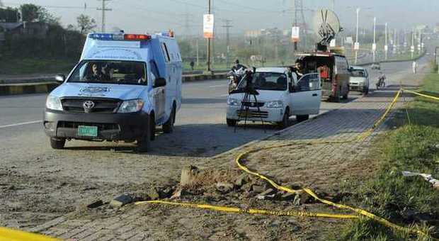Pakistan, esplode bomba al passaggio dell'auto di Musharraf: l'ex presidente illeso