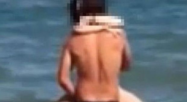 La coppia che fa sesso in mare a Catania