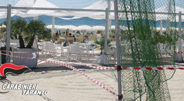 Sabbia sbancata per creare un campo di beach volley: denunciato il gestore