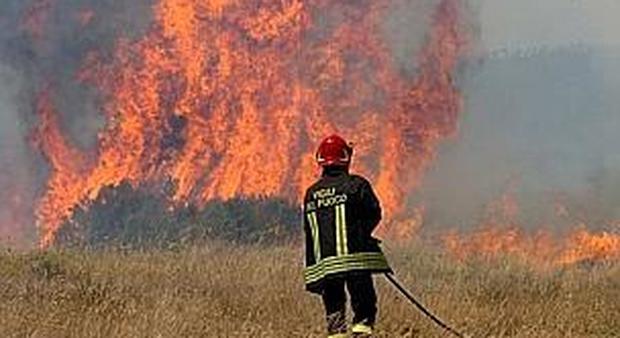Ascoli, vigili del fuoco in azione per un incendio a Monterocco