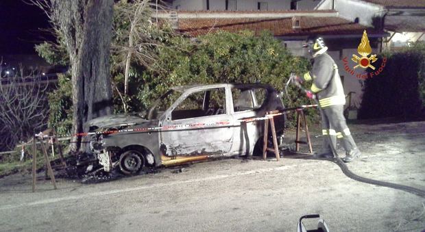 Auto divorata dalle fiamme a Montefalco. Scattano le indagini: in azione vigili del fuoco e carabinieri