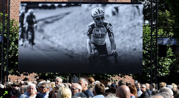 Folla commossa ai funerali di Bjorg Lambrecht, il Belgio saluta il suo giovane campione