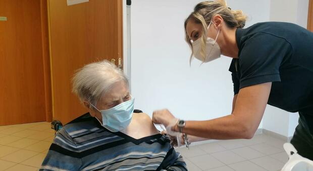 Lazio, terza dose di vaccino per 140mila. D’Amato: «Stop ai limiti»