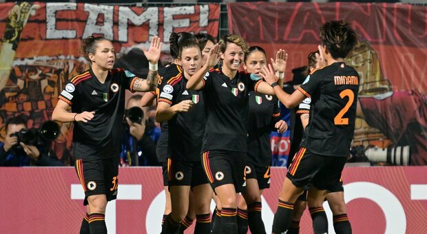 La Roma femminile batte l'Ajax e vola in testa al girone: decidono Giacinti (doppietta) e Giugliano. Mou in tribuna