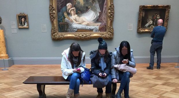 Smartphone al museo, la domanda che divide l'America: «Cosa c'è che non va in questa foto?»
