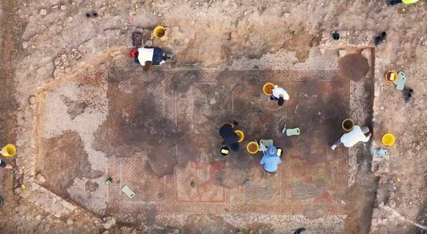 immagine Contadino scopre un mosaico di 1700 anni fa nel suo campo: è la prima scena dell'Iliade nel Regno Unito