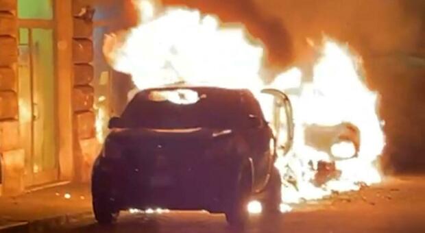 Auto in fiamme a Napoli, a Gragnano sei veicoli incendiati: indagini in corso