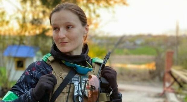 Ucraina, le donne in guerra hanno uniformi e giubbotti antiproiettili enormi. Tanti i rischi per la salute: registrato un grosso aumento delle infezioni