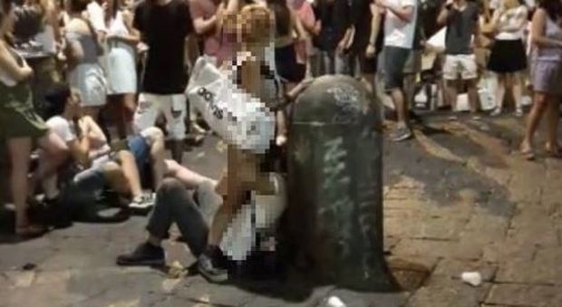 Napoli, sesso in strada a San Domenico Maggiore: «Vivere qui è diventato un inferno»