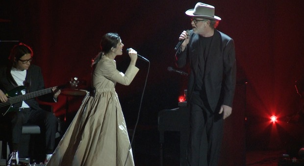 Elisa e Francesco De Gregori, duetto magico a sorpresa sul palco del "Diari Aperti Tour"