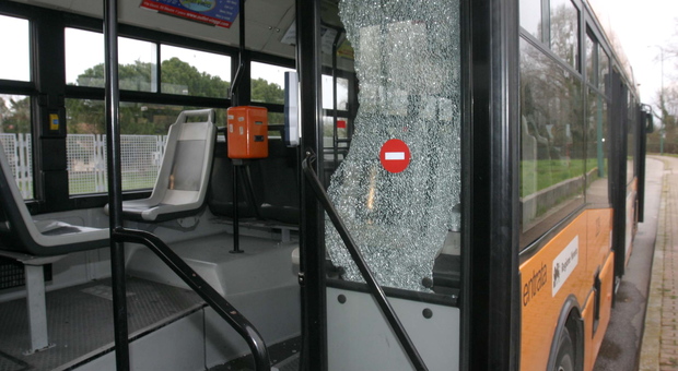 Napoli, raid contro autobus in pieno giorno. Cadono frammenti di vetro sui passeggeri