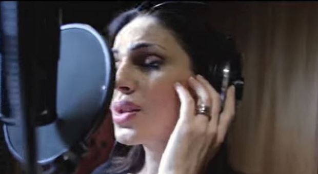 Anna Tatangelo nel video di 2k19 Christmas song