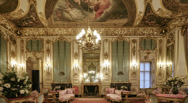 Capodanno da coppia reale: l'esclusiva King Suite del castello di “The Crown” su Airbnb