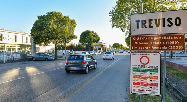 I cartelli con l'ordinanza anti smog che entrerà in vigore venerdì nel comune di Treviso