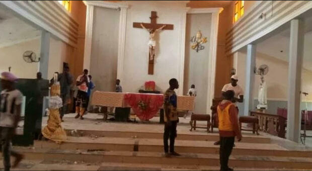 Nigeria, strage di bambini in chiesa. Assalto di un commando durante la messa: almeno 50 morti